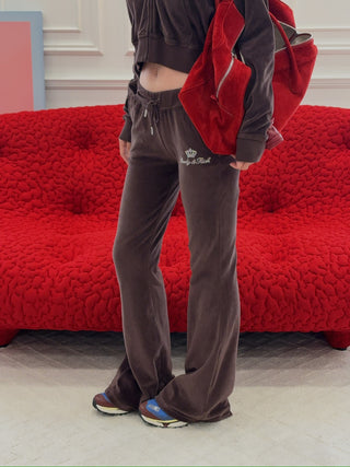SPORTY & RICH X JUICY COUTURE - Juicy Script Velour Sweatpant in Chocolate