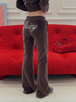 SPORTY & RICH X JUICY COUTURE - Juicy Script Velour Sweatpant in Chocolate