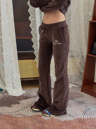 SPORTY & RICH X JUICY COUTURE - Juicy Script Velour Sweatpant in Chocolate