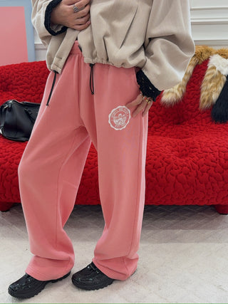 SPORTY & RICH X JUICY COUTURE - Juicy Emblem Wide Sweatpant in Rose