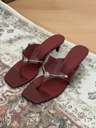MAGDA BUTRY Rose brooch thong sandals in burgundy leather